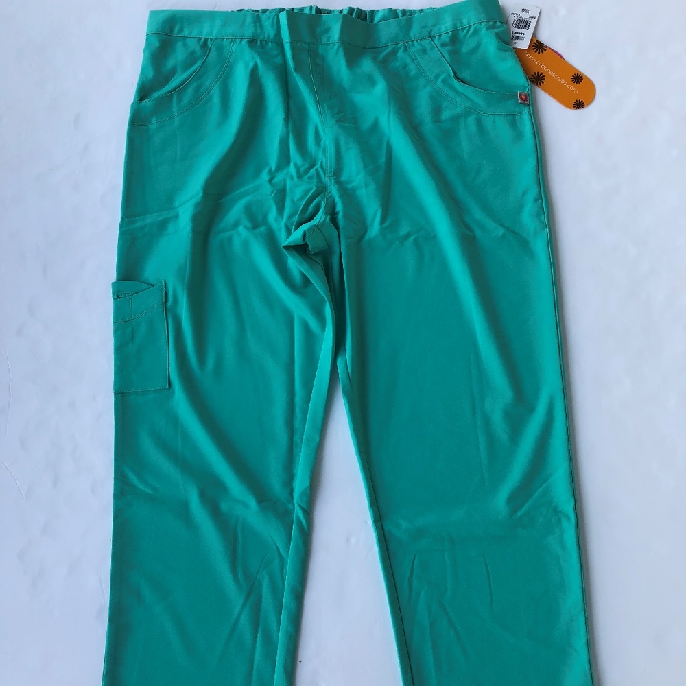 Urbane scrub pants in women
